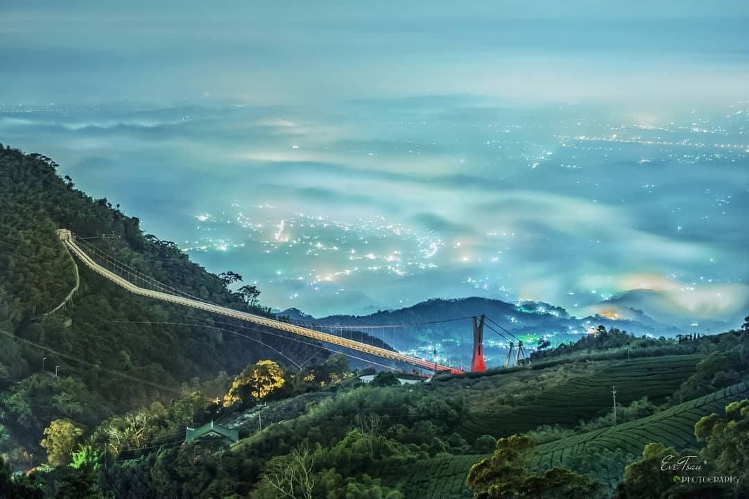 阿里山不只日出日落雲海，還有把妹必備大夜景啊！大師一出手，就知有沒有，謝謝正妹攝影師的阿里山美照！猶豫要不要衝一波上山的朋友，可以...