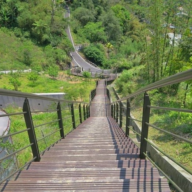 麻竹湖步道最美的一幕 長階梯搭上微笑道路 -⠀⠀⠀⠀⠀⠀⠀⠀⠀⠀⠀感謝 @alice21_ru 分享的美照-⠀⠀⠀⠀⠀⠀⠀⠀⠀⠀⠀...