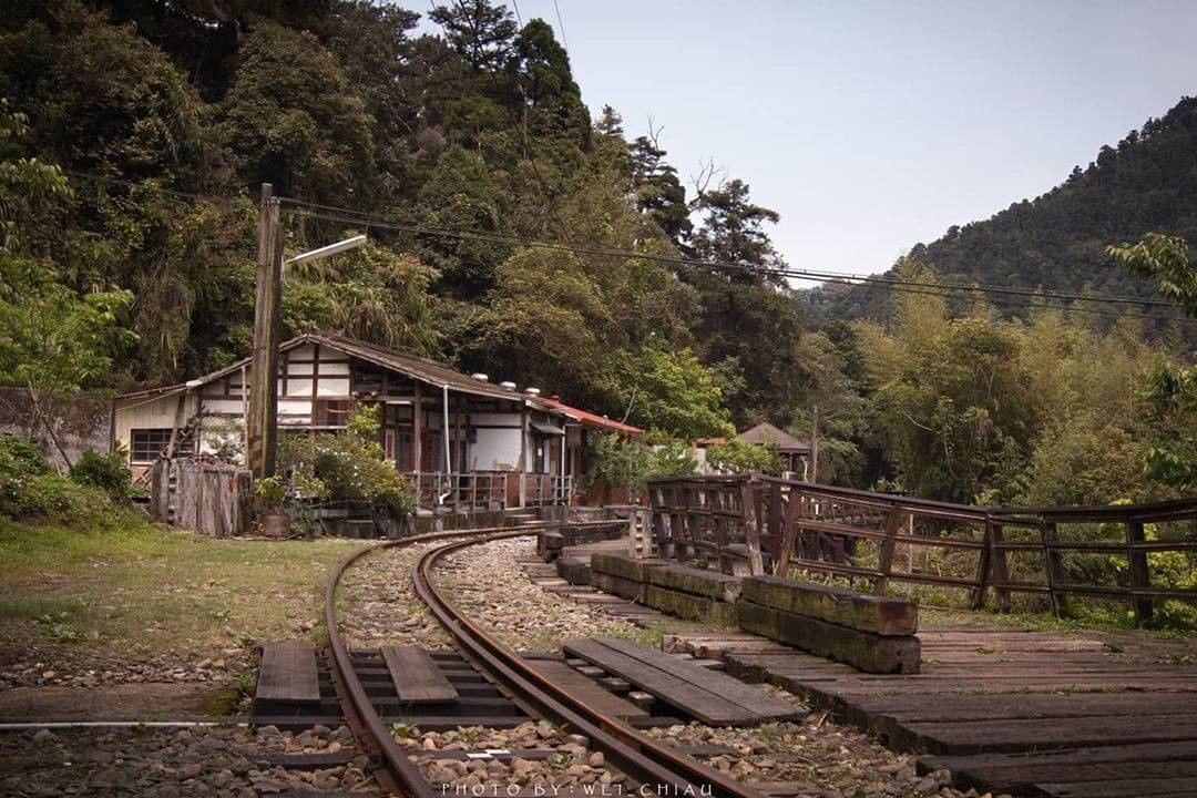 阿里山螢火蟲季變身成為大家最愛的車站之一水社寮車站！重點是，這裡的火車是還有在行駛的哦～-⠀⠀⠀⠀⠀⠀⠀⠀⠀⠀⠀感謝 @wei_c...