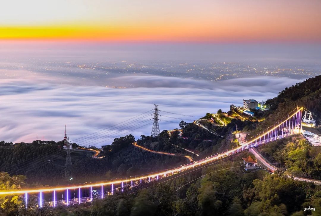 夜晚的太平雲梯更亮眼了⭐但還是要跟大家說關於太平雲梯的事......---太陽出現的時間變長了營業時間也延長囉！4/1~10/31...