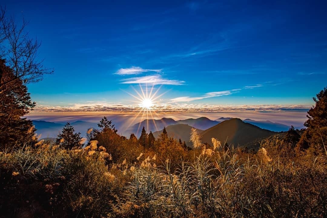 日落雲海，誰都難以掩飾心中的悸動❤照片授權感謝 @chong_wei_yi-⠀歡迎在您的貼文 #travelalishan 或 @...