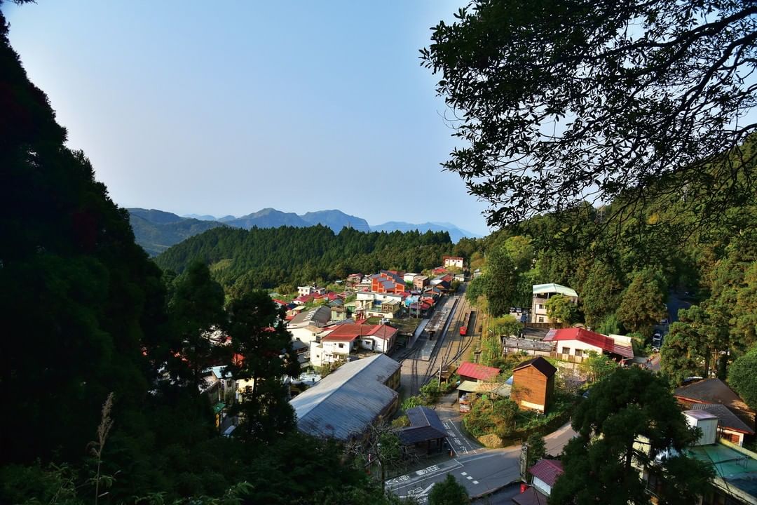 看火車最佳去處，就是奮起湖步道 ‍♂‍♀爬完再吃一個便當 -⠀⠀⠀⠀⠀⠀⠀⠀⠀⠀⠀⠀ #travelalishan 或 @trav...