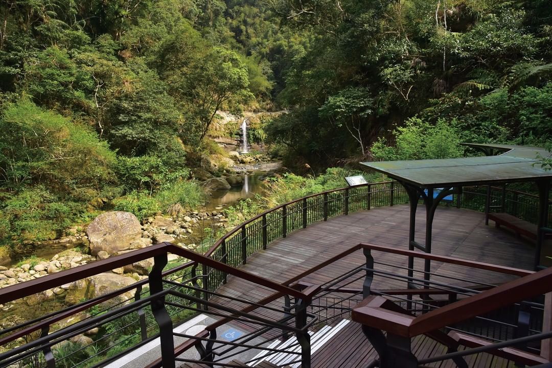 圓潭步道中的向山瀑布 是個多階層的景觀瀑布 -⠀⠀⠀⠀⠀⠀⠀⠀⠀⠀⠀⠀ #travelalishan 或 @travelalish...
