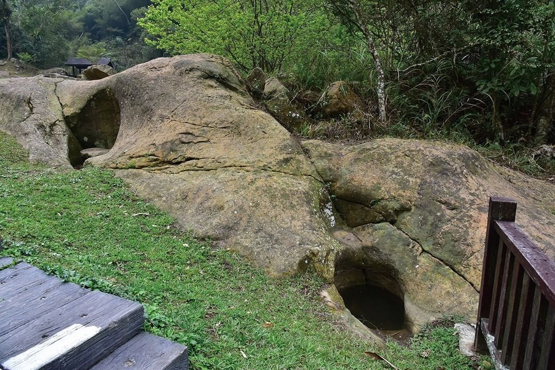 圓潭內瀑布旁的石頭一個洞一個洞的很有趣呢 ⁉-⠀⠀⠀⠀⠀⠀⠀⠀⠀⠀⠀⠀ #travelalishan 或 @travelalish...