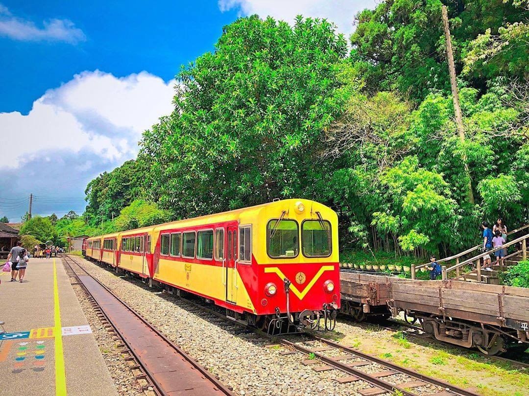 奮起湖的阿里山小火車藍天綠樹黃色火車，看著心情就好一掃週末結束的憂鬱！-⠀⠀⠀⠀⠀⠀⠀⠀⠀⠀⠀感謝 @tidus80316  分享...