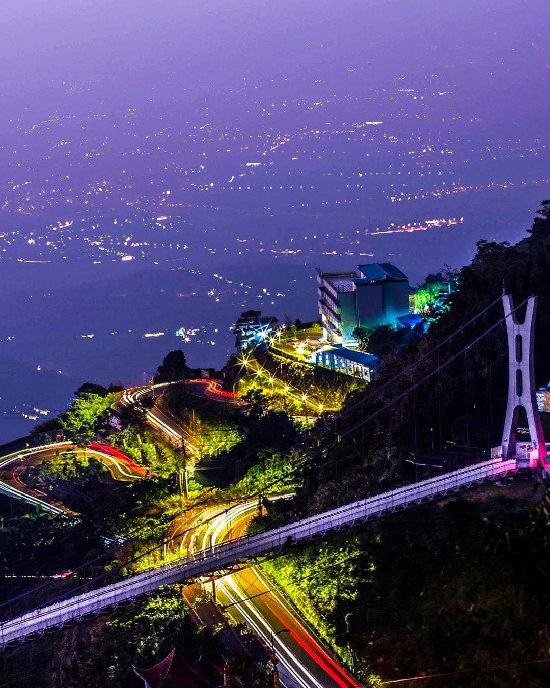 夢幻的夜景。照片授權感謝 @taiwan.4fun -⠀歡迎在您的貼文 #travelalishan 或 @travelalish...