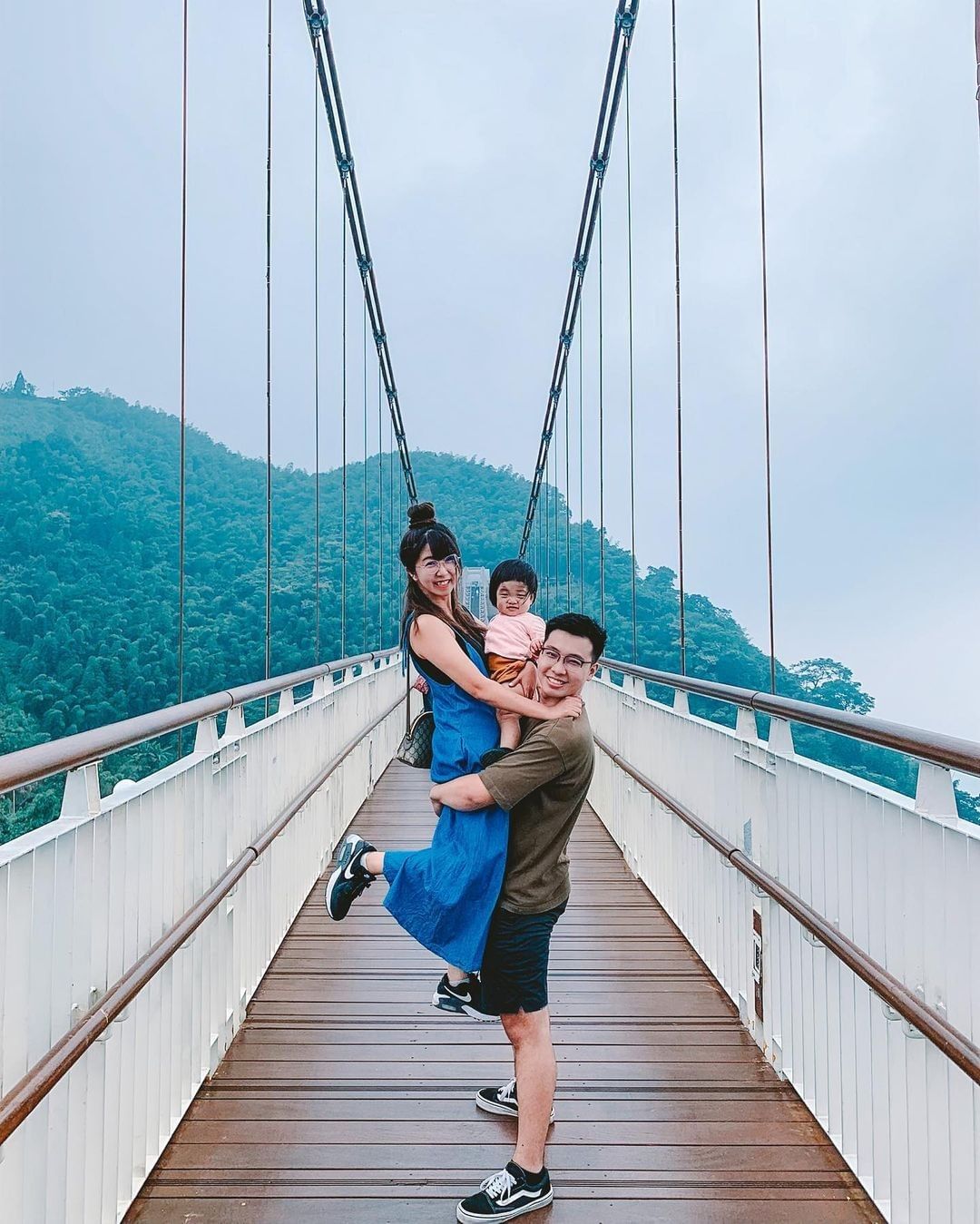 可愛的一家人下次到太平雲梯就這樣拍照吧照片授權感謝 @shiaushiau -⠀歡迎在您的貼文 #travelalishan 或 ...
