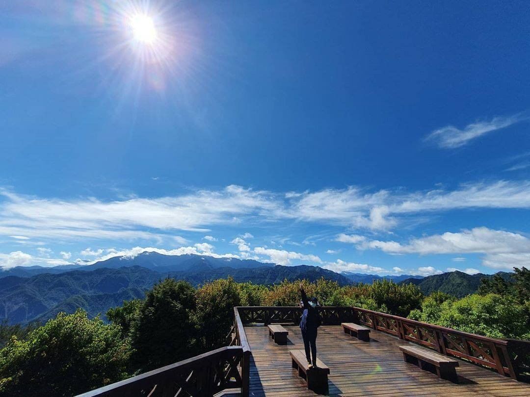 在觀景台上與天空的近距離來阿里山享受在絢麗陽光與璀璨藍天的擁抱吧-⠀⠀⠀⠀⠀⠀⠀⠀⠀⠀⠀感謝 @assyrialo  分享的美照-...