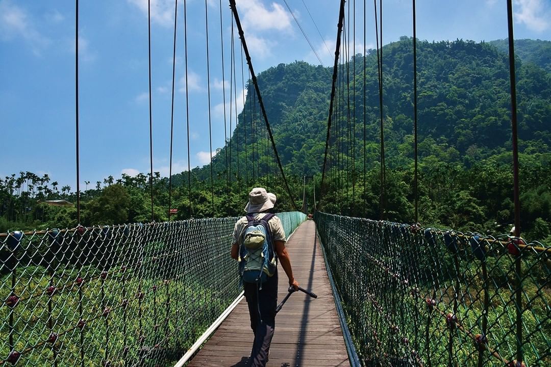 大型的飛瀑平臺 可讓您盡情徜徉，觀賞太興飛瀑之美 ‍♀-⠀⠀⠀⠀⠀⠀⠀⠀⠀⠀⠀⠀ #travelalishan 或 @travel...