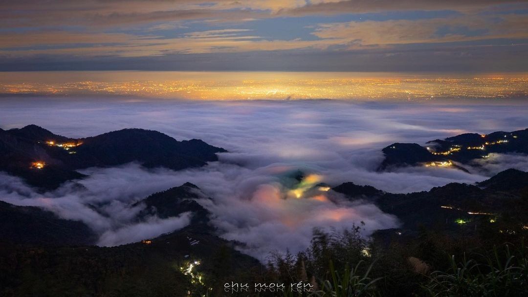 乍看之下是雲海與夜景，仔細瞧像是從棉被蓋住了燈泡~照片授權感謝 @hunglin0905 -⠀歡迎在您的貼文 #travelali...