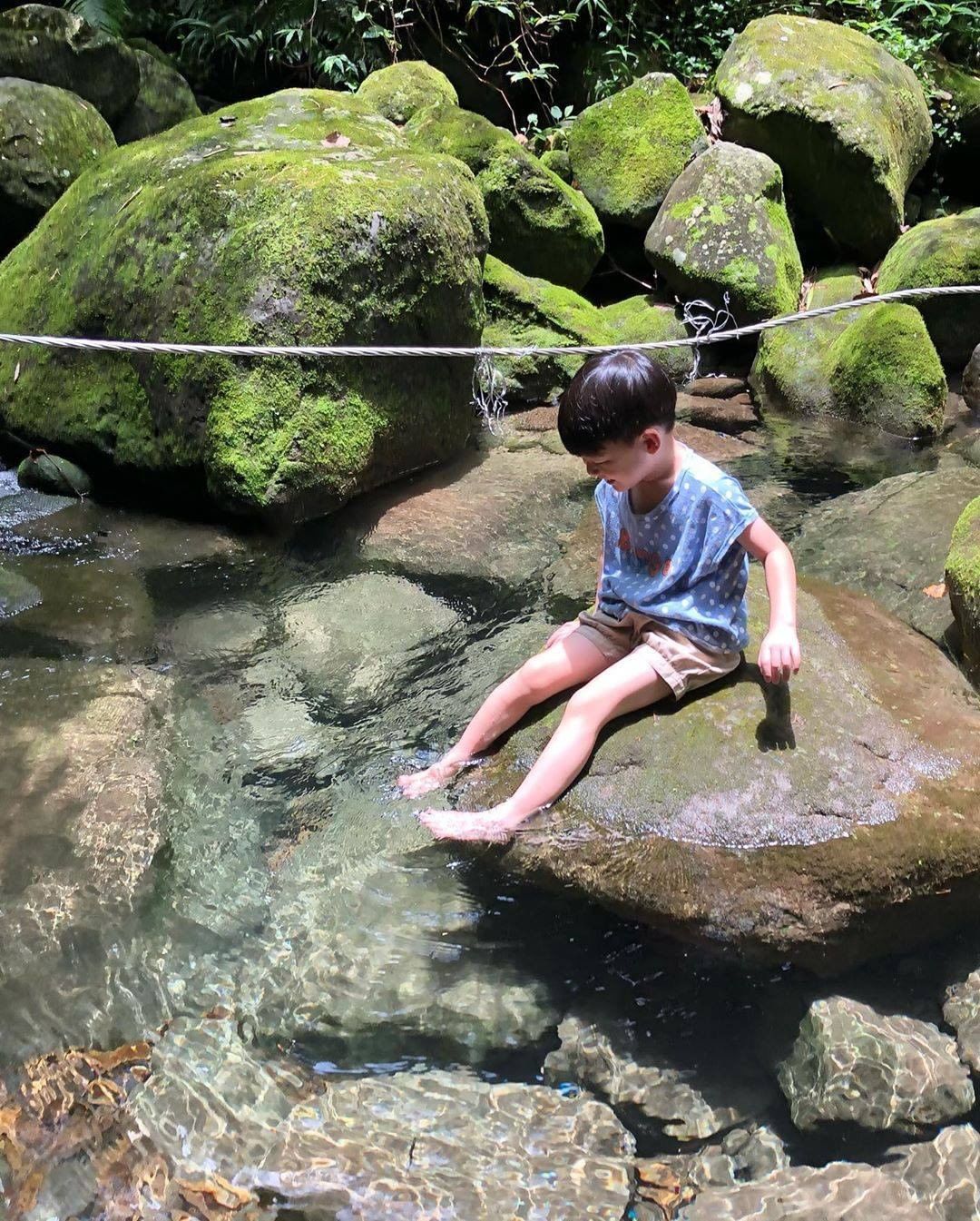 週一就是要看看清涼溪水+可愛小弟弟幻想自己也在山中度假-⠀⠀⠀⠀⠀⠀⠀⠀⠀⠀⠀感謝 @annashia.tw  分享的美照-⠀⠀⠀...