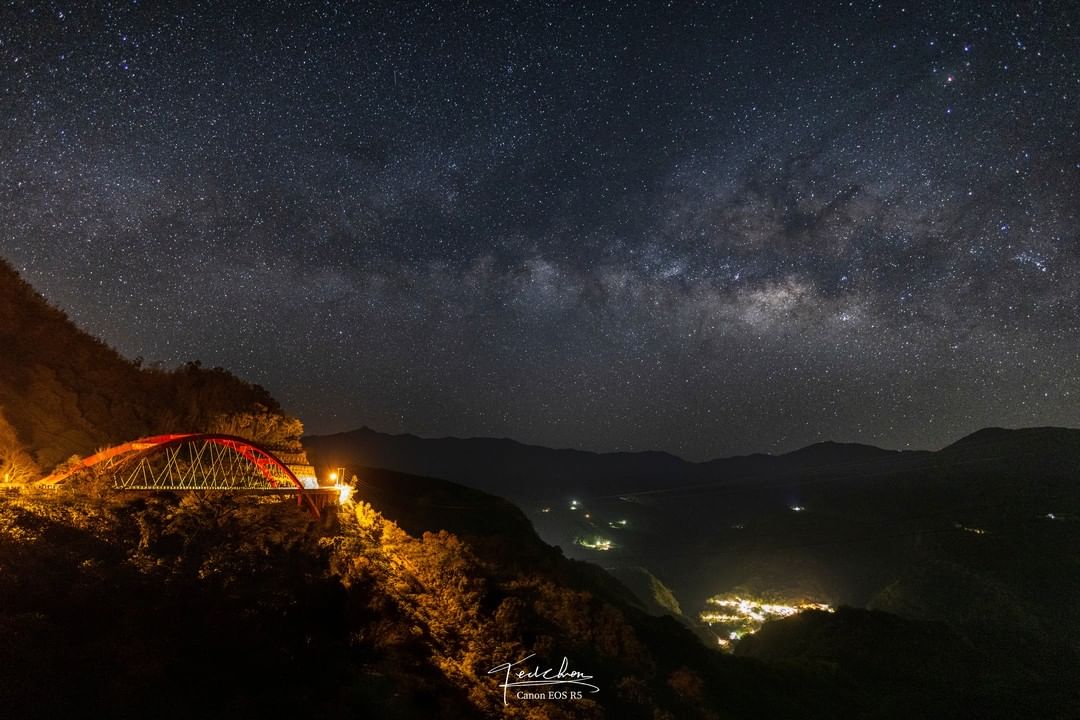 ⭐️星星堆滿天⭐️看星星的季節白天上山會經過的橋有看過夜晚的面貌嗎？山上一直都是看星星的好地方芙谷峩橋照片授權感謝 @taiwei...
