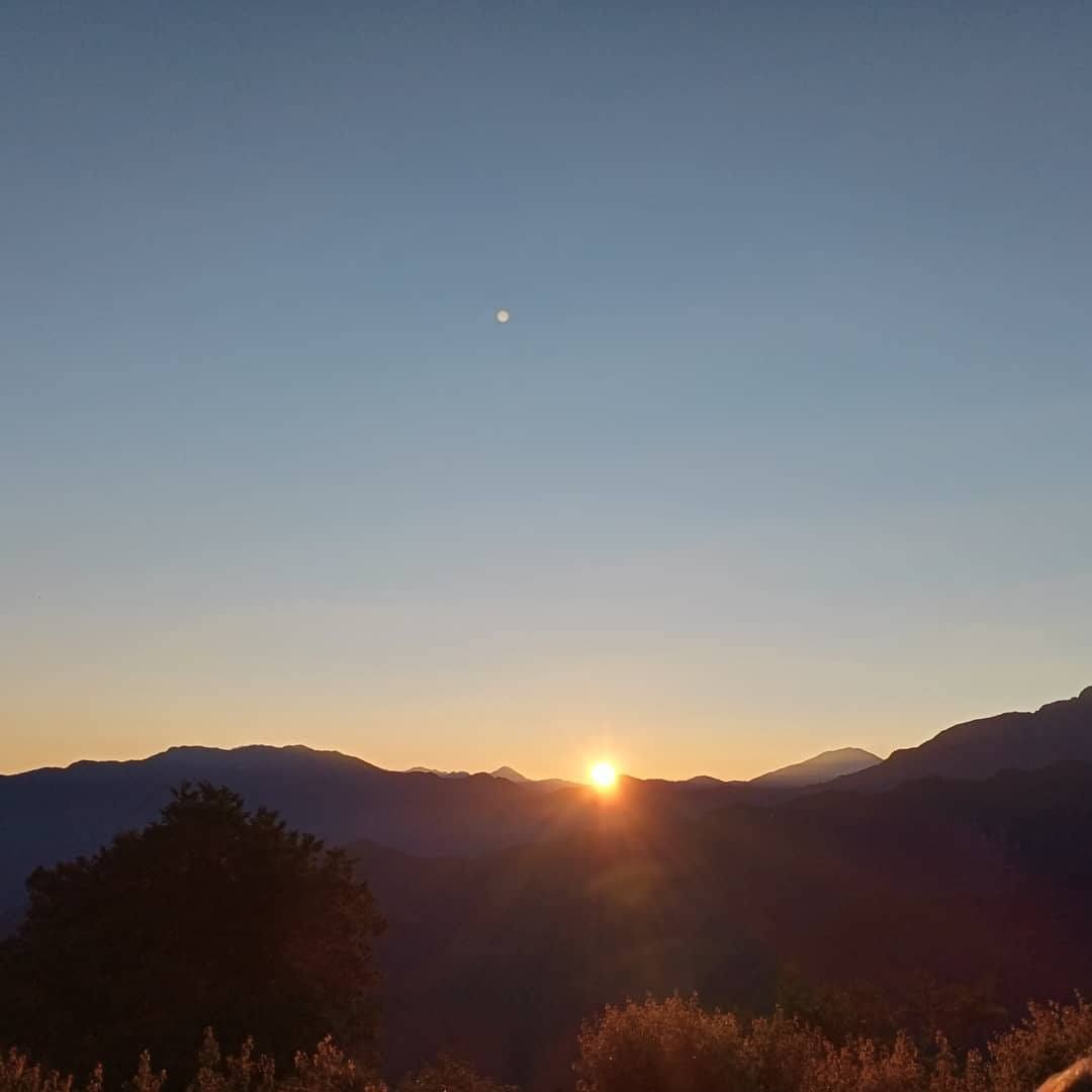 阿里山日出像蛋黃一樣圓潤晶亮☀害小編肚子好餓好想吃蛋黃酥-⠀⠀⠀⠀⠀⠀⠀⠀⠀⠀⠀感謝 @jianqichen  分享的美照-⠀⠀⠀...