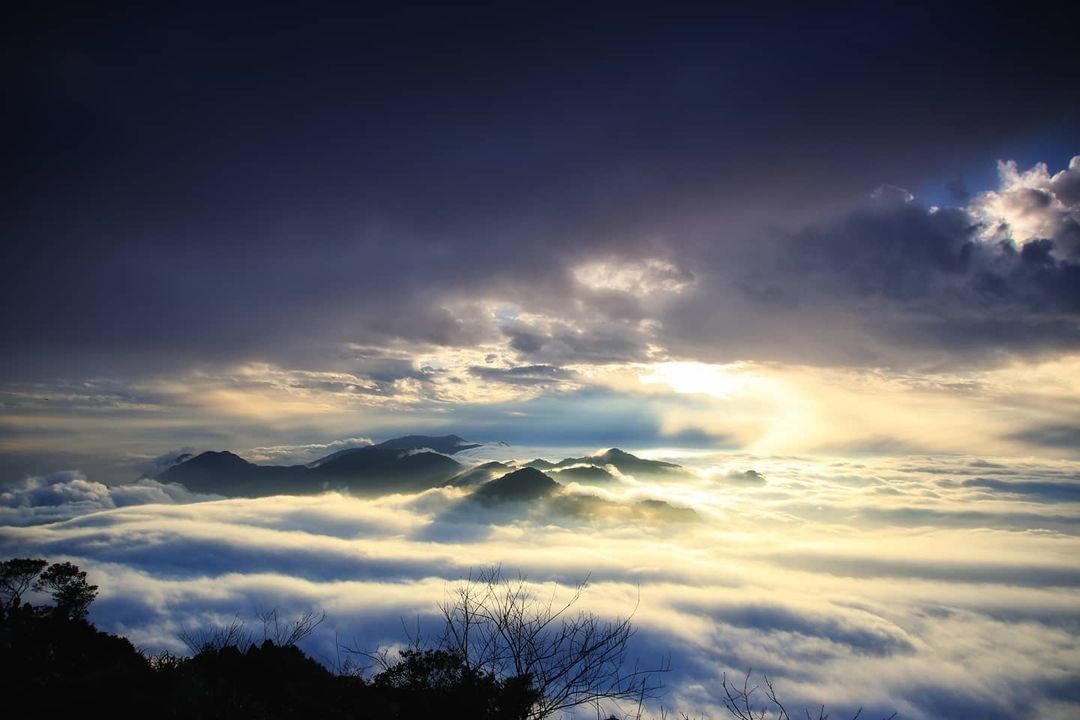 想知道上面那片是烏雲嗎？但是還是遮掩不了光灑在雲海上的夢幻感謝授權分享｜ @imaginair_photo -⠀歡迎在您的貼文 #...