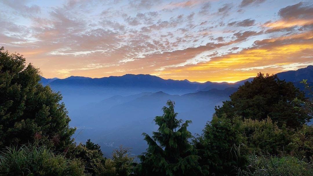 太陽在阿里山上躲貓貓⛅橘黃色的陽光露出還是很美呢-⠀⠀⠀⠀⠀⠀⠀⠀⠀⠀⠀感謝 @btyshih  分享的美照-⠀⠀⠀⠀⠀⠀⠀⠀⠀⠀...