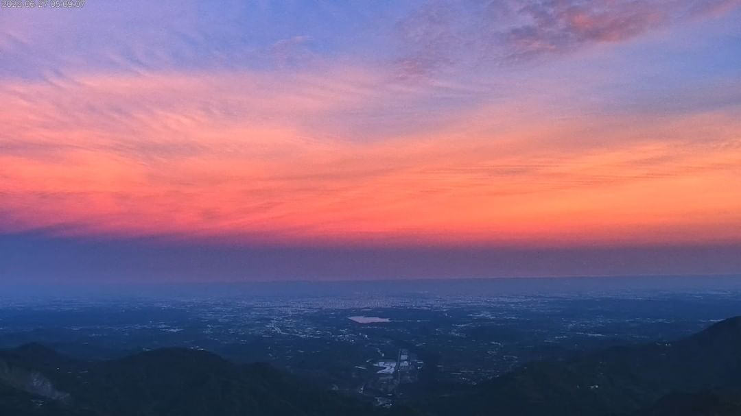 夏至以來的天空好精彩這樣的天空出現在傍晚叫—晚霞出現在凌晨叫什麼呢？畫面截自即時影像二延平步道太平雲梯-⠀歡迎在您的貼文 #tra...