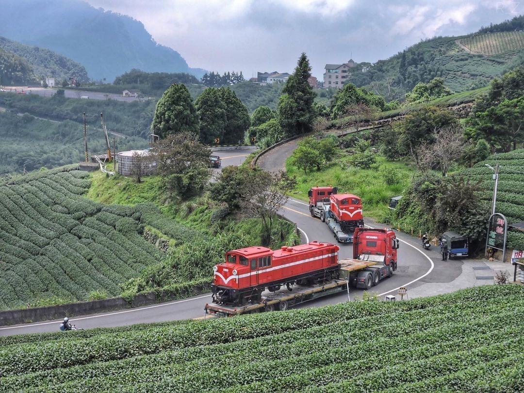 哇~~~是小火車在茶園間咦? 好像哪裡怪怪的，怎麼會在阿里山公路上!!原來是要下山進廠維修啦這不是常有的作業，是不是很稀奇呢照片授...