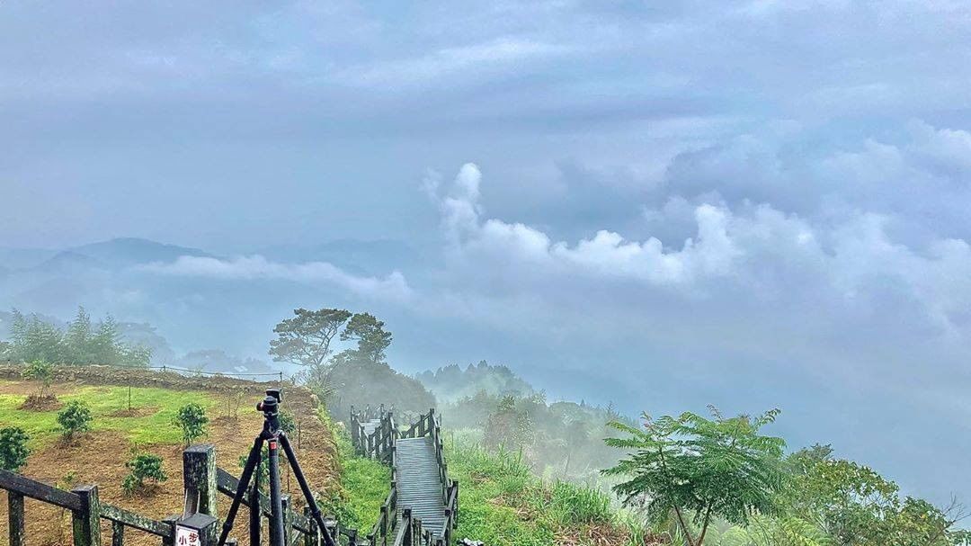 薄霧濛濛的阿里山意象有漫步在雲端的感覺！☁-⠀⠀⠀⠀⠀⠀⠀⠀⠀⠀⠀感謝　@bflores520 分享的美照-⠀⠀⠀⠀⠀⠀⠀⠀⠀⠀⠀...