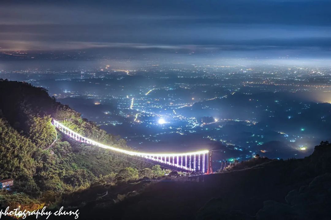 請推薦，看夜景的好去處薄博一層霧，朦朧夢幻的夜景照片授權感謝 @chung.photography-⠀歡迎在您的貼文 #trave...