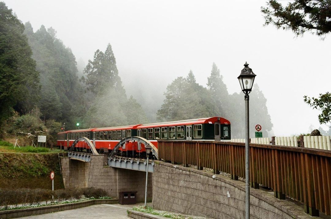 大家會用國旅補助去哪裡玩呢？身為阿里山小編，蠻想用來住山上的耶照片授權感謝 @bluejingwen -⠀歡迎在您的貼文 #tra...