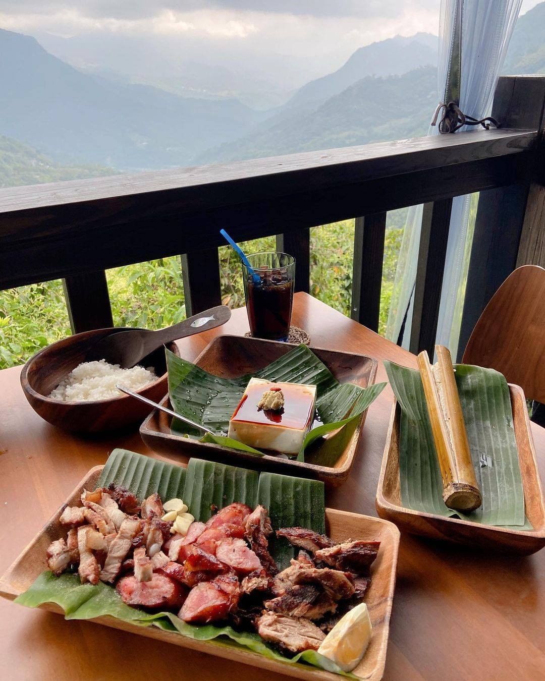 鄒族的無菜單料理光是看照片就口水直流！邊吃飯邊欣賞阿里山美景真是最棒最愜意的享受❤️-⠀⠀⠀⠀⠀⠀⠀⠀⠀⠀感謝 @anna_che...