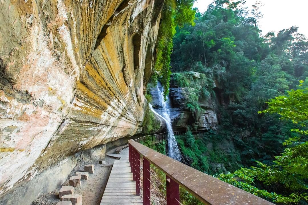 能夠欣賞吊橋與瀑布景致的竹坑溪步道-竹坑溪步道共有六座瀑布大家都收集到幾座呢-⠀⠀⠀⠀⠀⠀⠀⠀⠀⠀⠀⠀ #travelalisha...