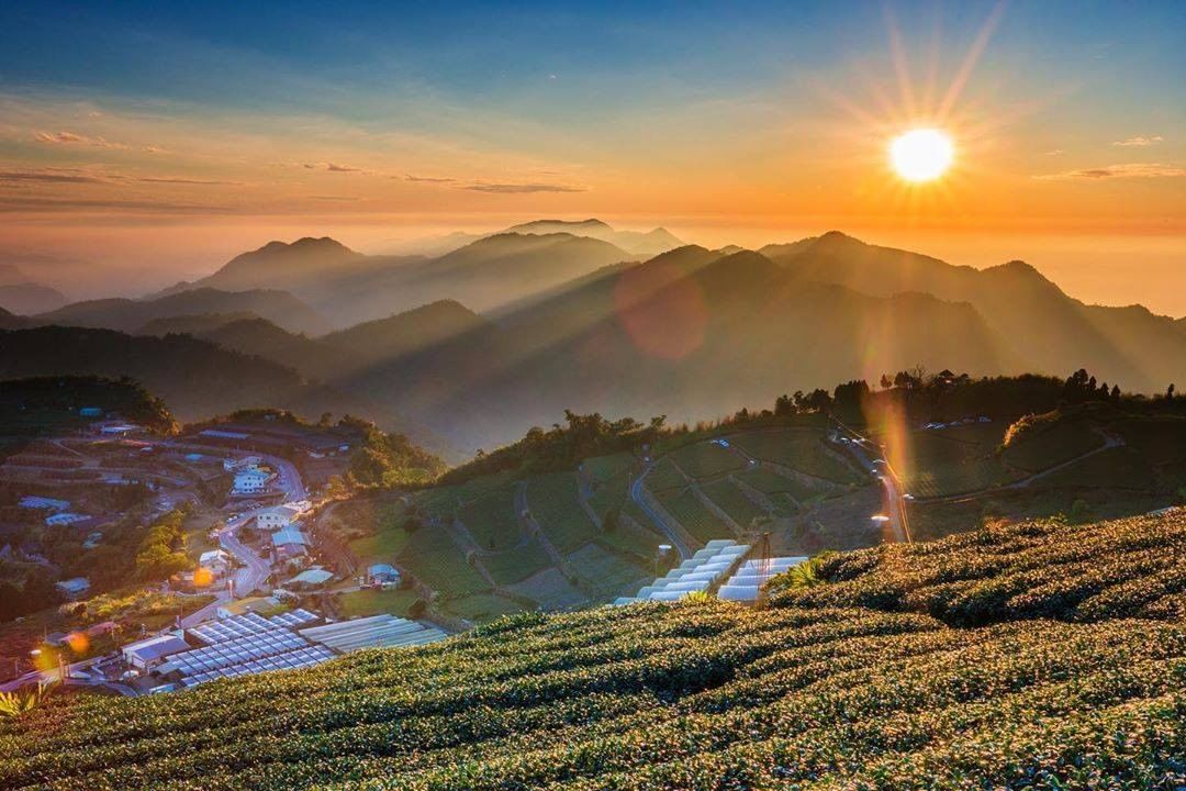 阿里山的日出、夕陽總能把溫暖人心與大地！-⠀⠀⠀⠀⠀⠀⠀⠀⠀⠀⠀感謝 @lennyleeimage  分享的美照-⠀⠀⠀⠀⠀⠀⠀⠀...