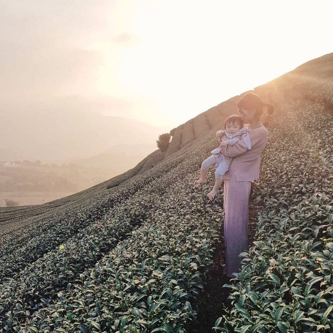 太陽光輝剛好照映在母親跟孩子身上真是太溫馨、有愛的畫面❤️-⠀⠀⠀⠀⠀⠀⠀⠀⠀⠀⠀感謝 @chen.miu  分享的美照-⠀⠀⠀⠀...