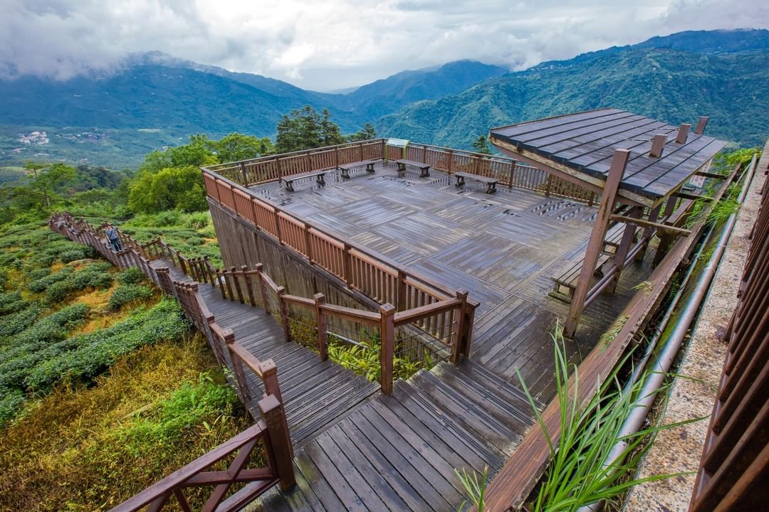 好想有任意門直接到太興岩步道觀景台俯瞰美麗茶園、享受微風輕拂⠀⠀⠀-⠀⠀⠀⠀⠀⠀⠀⠀⠀⠀⠀⠀ #travelalishan 或 @...