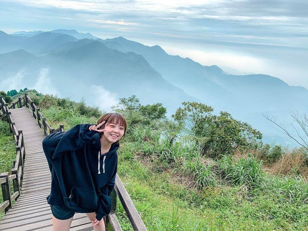 被雲霧壟罩的山頭帶點朦朧☁但近處的步道又是清晰這就是大自然的魔力吧！-⠀⠀⠀⠀⠀⠀⠀⠀⠀⠀⠀感謝 @zi_7777777  分享的...