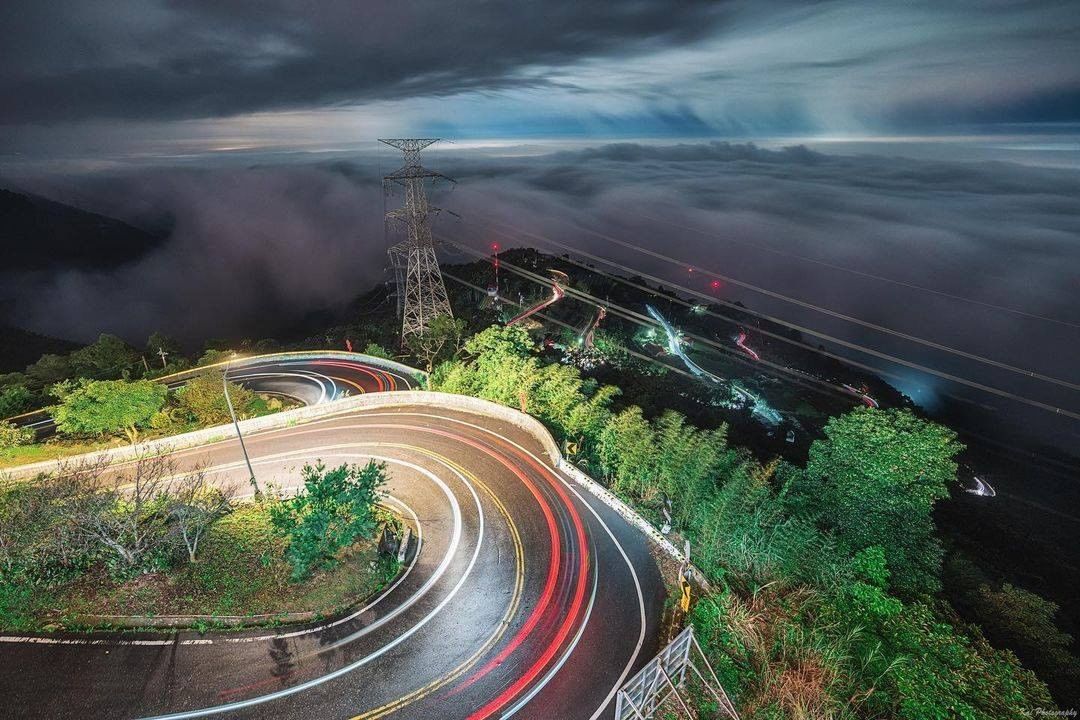 看看不一樣的阿里山弧線車軌在山路中奔馳遠方雲海如浪☁為梅山帶來美麗的夜！-⠀⠀⠀⠀⠀⠀⠀⠀⠀⠀感謝 @shengkai_trave...