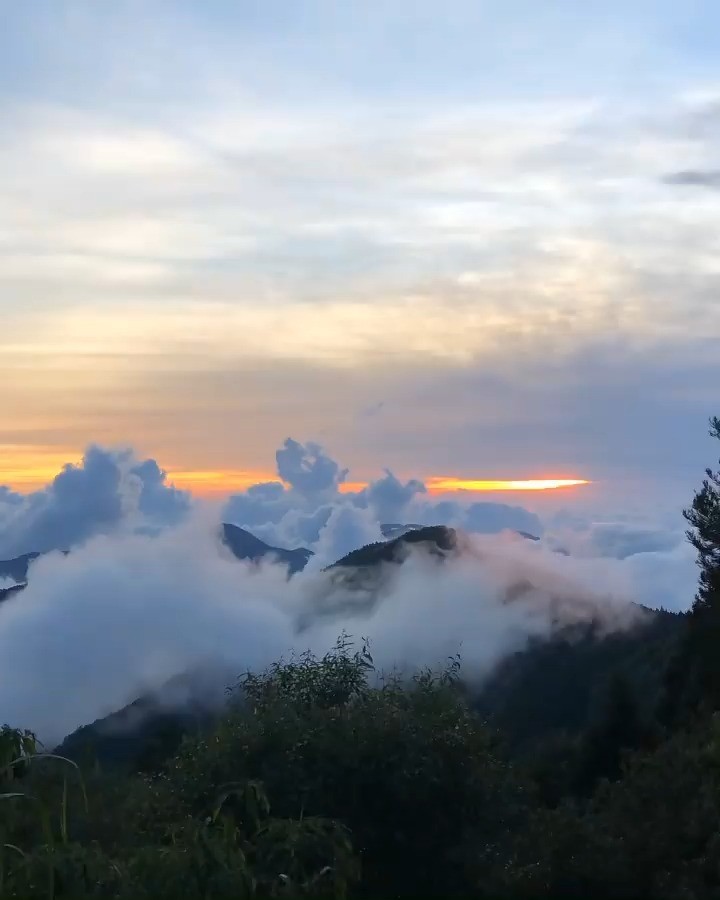 不需要言語，不自覺屏息著看雲湧❤(以前的畫面，期待下次見)照片授權 @edenhsiao_ -⠀歡迎在您的貼文 #travelal...