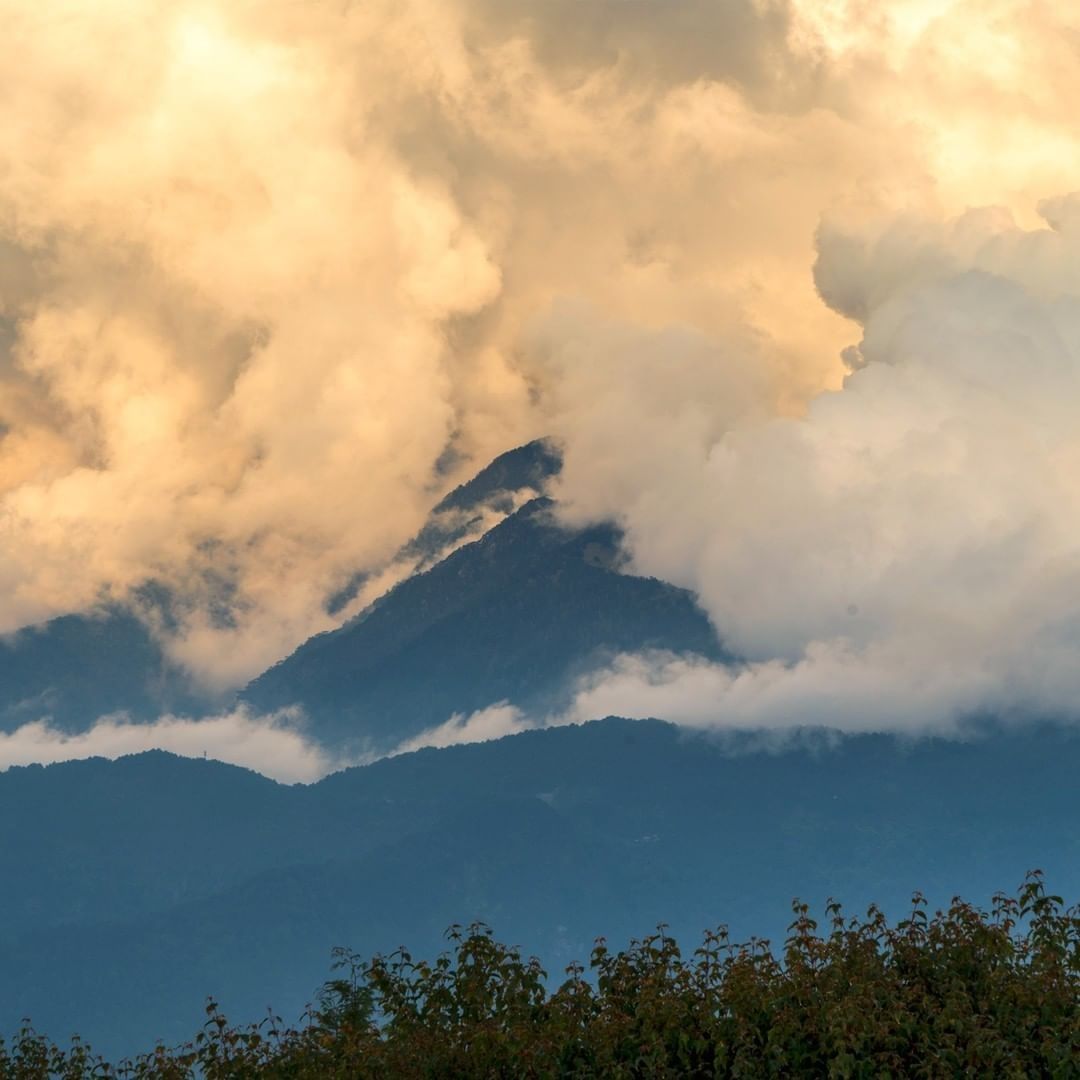 引用攝影師說的：「像極了在蒸氣鍋裡的大山」好喜歡這個形容夕陽不讓人忽視它的存在照射在雲上賦予金黃色彩照片授權 @chang_yun...
