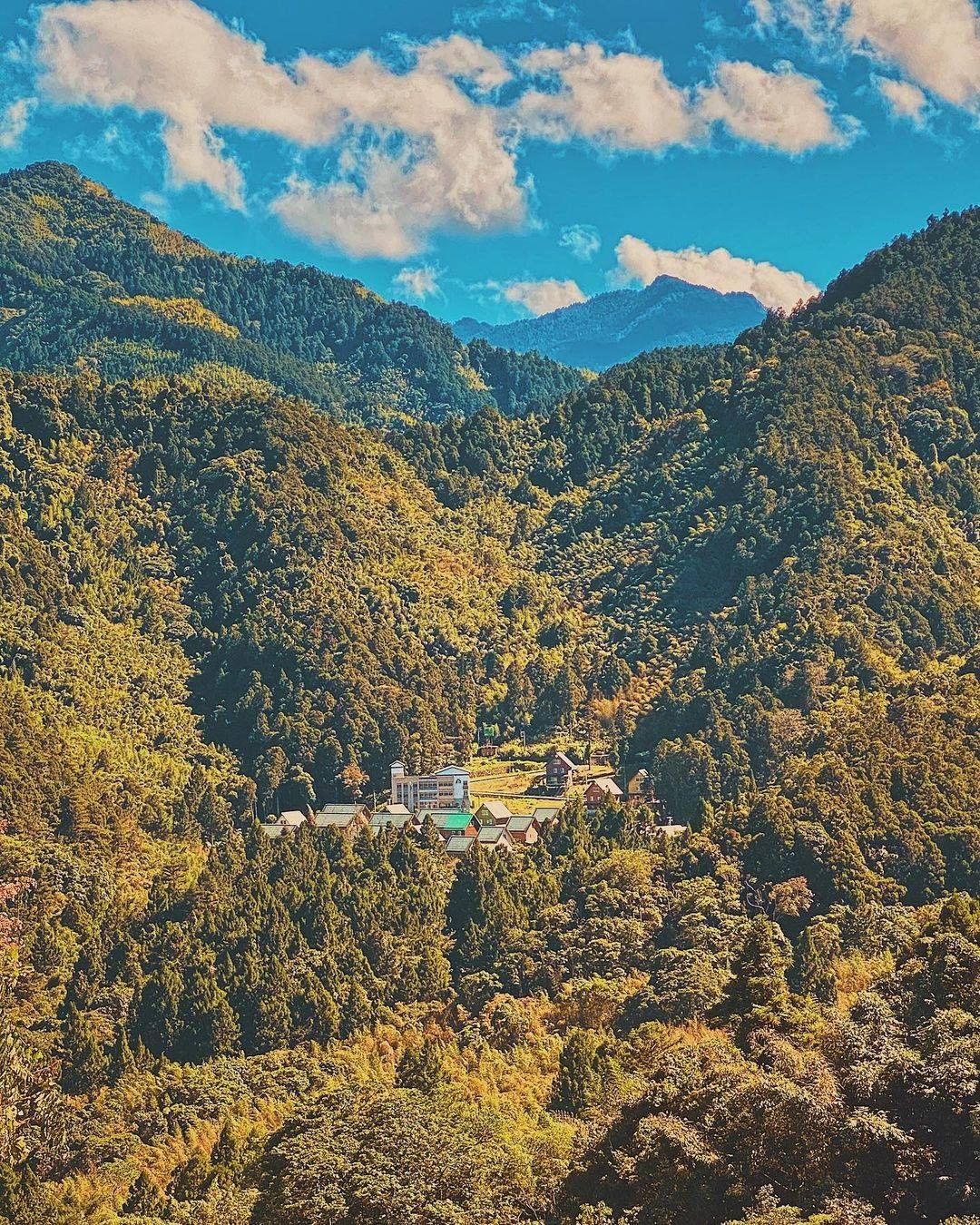 大家有看到被群山包圍的三角小屋嗎那就是美麗又夢幻的德恩亞納從這個角度看也是相當有魅力呢-⠀⠀⠀⠀⠀⠀⠀⠀⠀⠀⠀感謝 @mr.app...