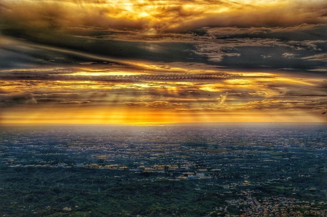 喜歡看阿里山的哪個風景呢？山景、茶園、步道、日出、夕陽、雲海、雲隙光一數就數不停~照片授權 @lin.xiaoba -⠀歡迎在您的...