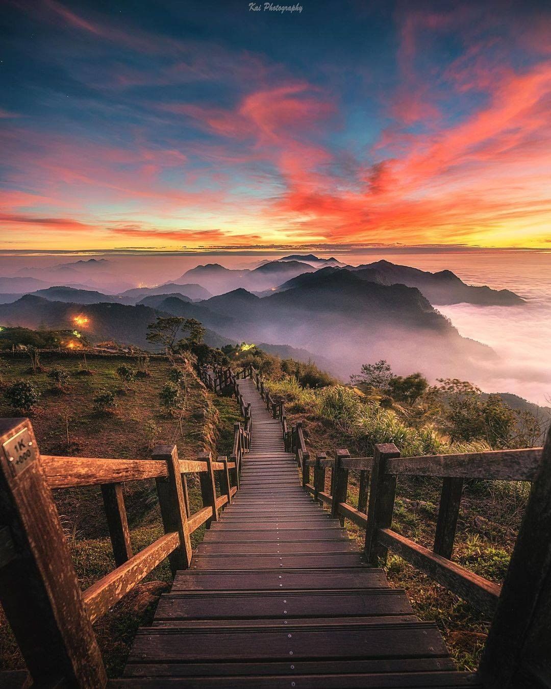 夕陽像火焰般染紅翻騰的雲海❤️為阿里山之行留下最完美的回憶！-⠀⠀⠀⠀⠀⠀⠀⠀⠀⠀⠀感謝 @shengkai_travel 分享的...