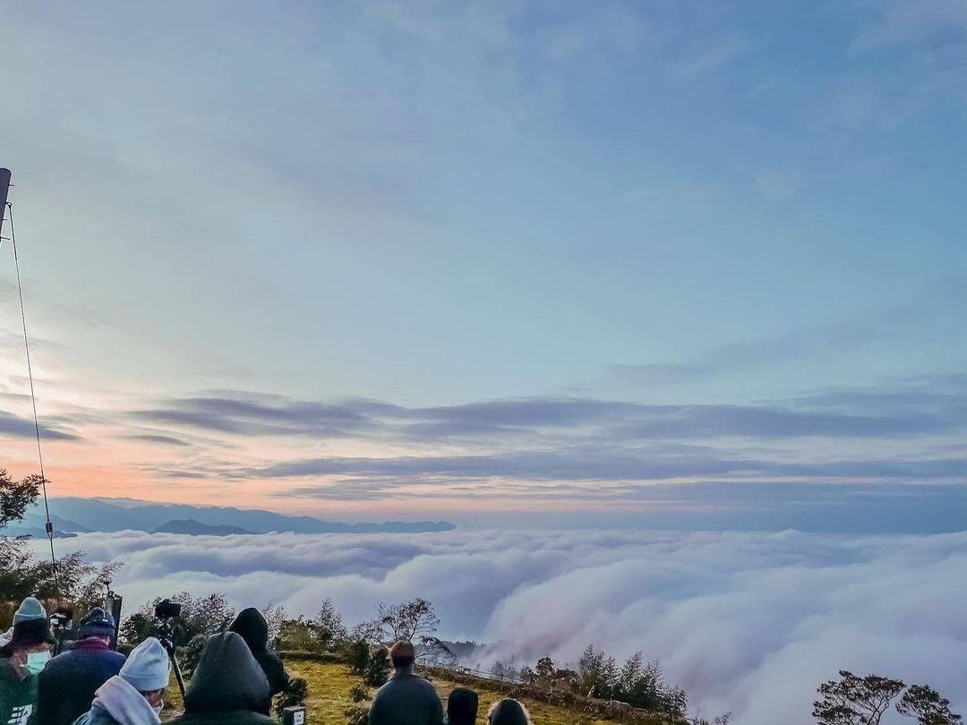 藍紫色的雲海翻滾著成為好迷人的風景呀！-⠀⠀⠀⠀⠀⠀⠀⠀⠀⠀⠀感謝 @_cornerstudio　分享的美照-⠀⠀⠀⠀⠀⠀⠀⠀⠀⠀...