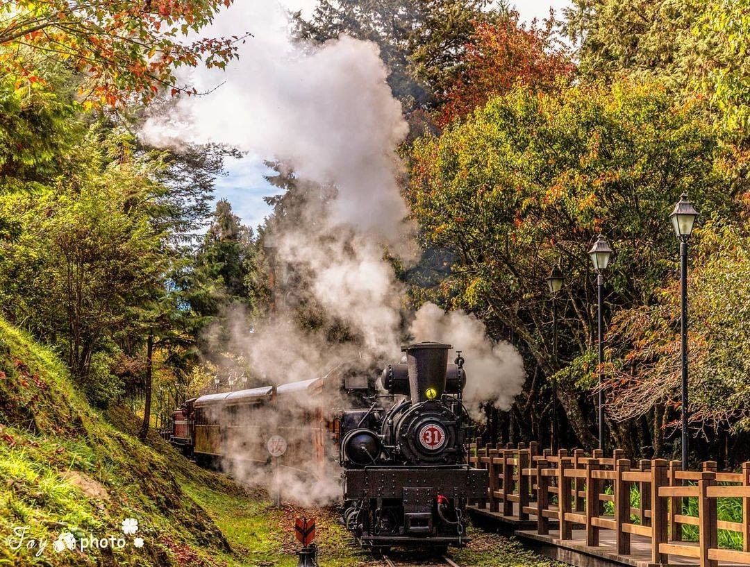 蒸汽火車奔馳山林間真是阿里山不容錯過的經典美景！-⠀⠀⠀⠀⠀⠀⠀⠀⠀⠀⠀感謝 @jaylove791206 分享的美照-⠀⠀⠀⠀⠀...