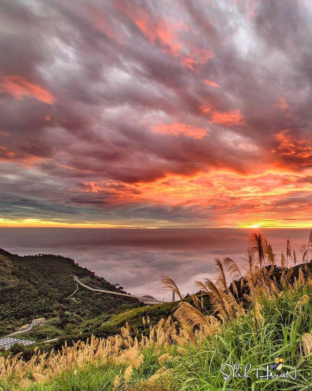 遠處細長的太平雲梯搭配火紅的夕陽真是可愛又壯觀的美景！！☀❤️-⠀⠀⠀⠀⠀⠀⠀⠀⠀⠀⠀感謝 @shixuan6260 分享的美照-...