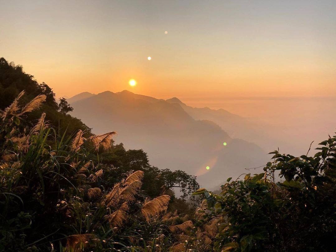 夕陽餘暉灑落山頭近處的芒草帶了點滄桑感-原來是因為明天又要上班啦！！！！-⠀⠀⠀⠀⠀⠀⠀⠀⠀⠀⠀感謝 @walkaroundthi...