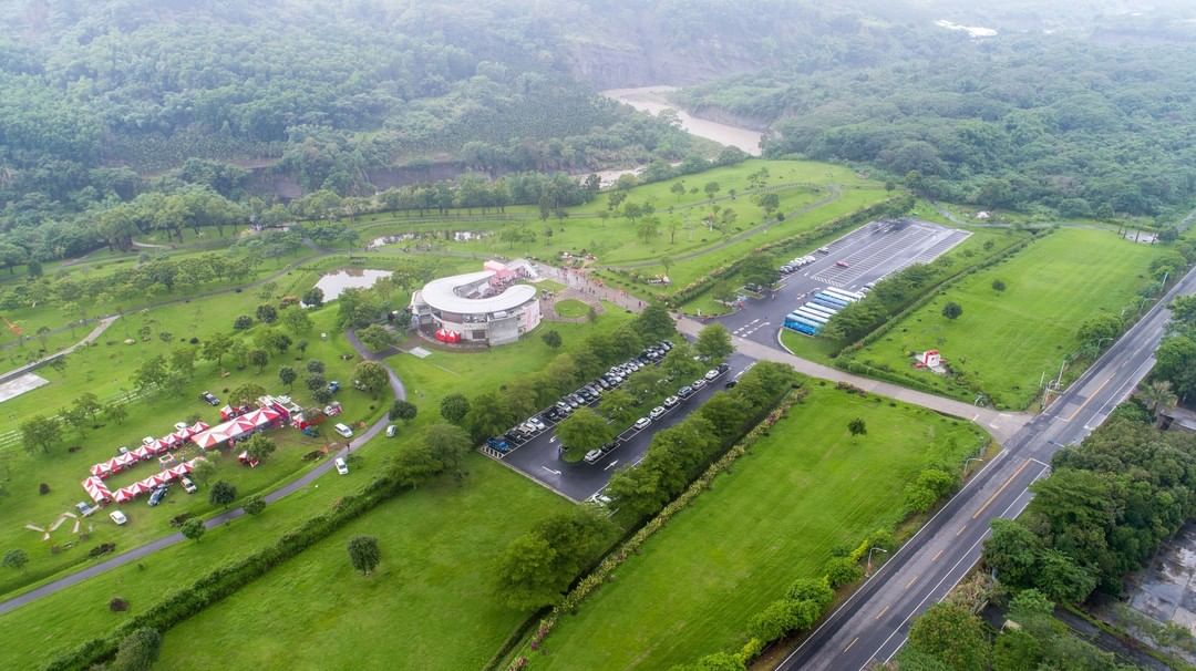 就算下雨天無法遮蓋牛埔仔草原的翠綠☘來到阿里山的朋友一定要來看看著名的「愛情絲路」唷！❤️-⠀⠀⠀⠀⠀⠀⠀⠀⠀⠀⠀⠀ #trave...