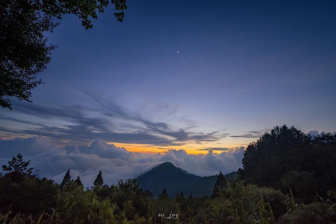 晚霞雲海，讓人陶醉那沉靜之中。照片授權 @su_jpg -⠀歡迎在您的貼文 #travelalishan 或 @travelali...