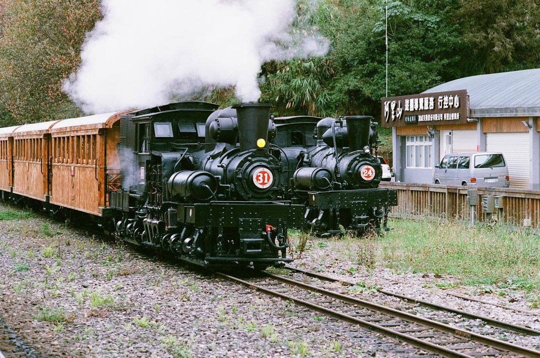 較少出現在版上的黑色蒸汽火車不禁令人遙想起過去阿里山林業輝煌的歷史呢！-⠀⠀⠀⠀⠀⠀⠀⠀⠀⠀⠀感謝 @w21266rice  分享...