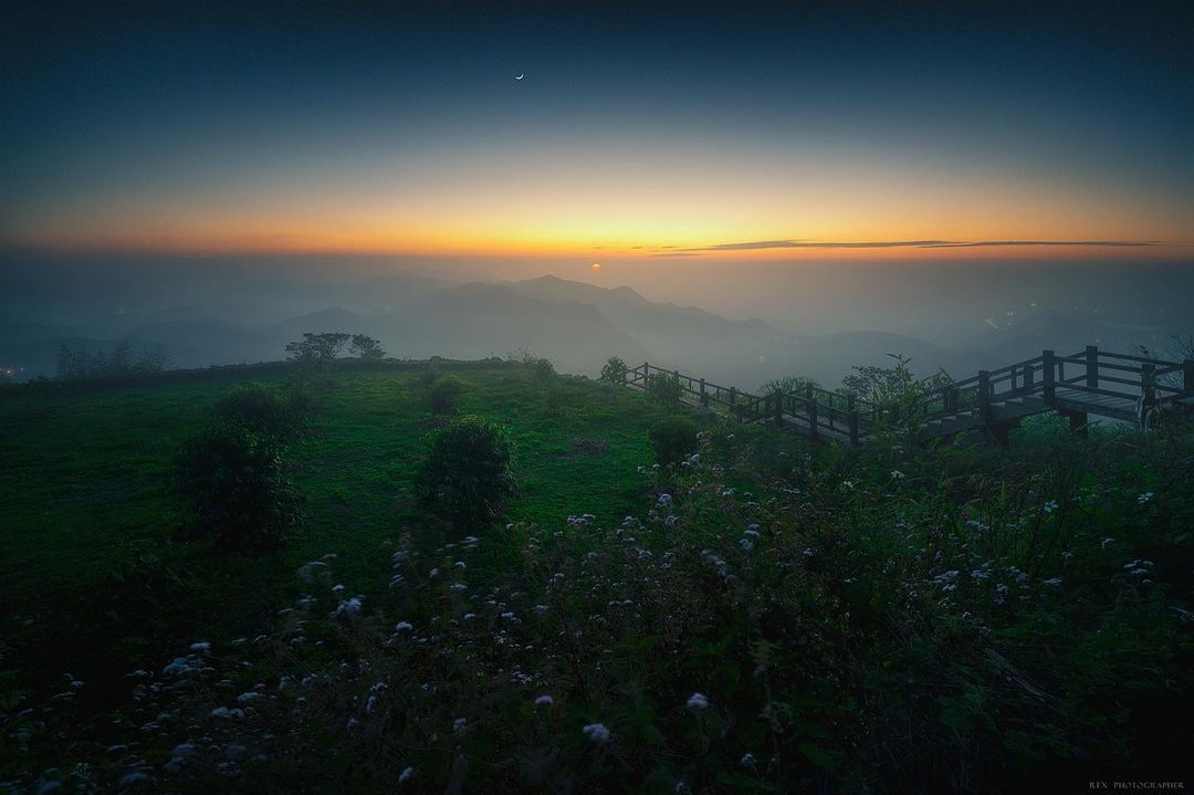 沒有磅礡雲海，有難得的日月同框薄霧籠罩山群，有種若隱若現的夢幻照片授權 @rex._.photography-⠀歡迎在您的貼文 #...