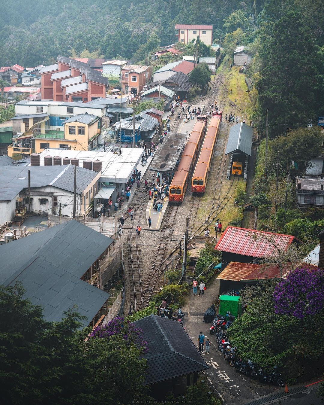 從阿里山公路轉進169縣道，感受假日人氣滿滿的奮起湖，除了熱鬧的老街、美味的便當，外環還有靜謐的步道，尤其走上奮起步道俯瞰山城與小...