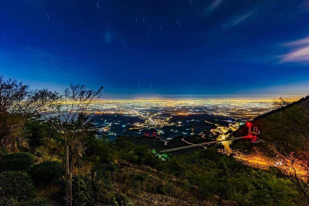 夜幕低垂，在寧靜的梅山太平山區，眺望依舊熱鬧的市景燈光，會是什麼樣的反差感受呢~照片授權 @serendipity_7177 -⠀...