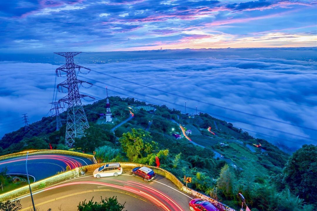 美麗的雲海晚霞，絢爛的車軌痕跡，是梅山36彎獨有的魅力照片授權 @ahan0706 -⠀歡迎在您的貼文 #travelalisha...