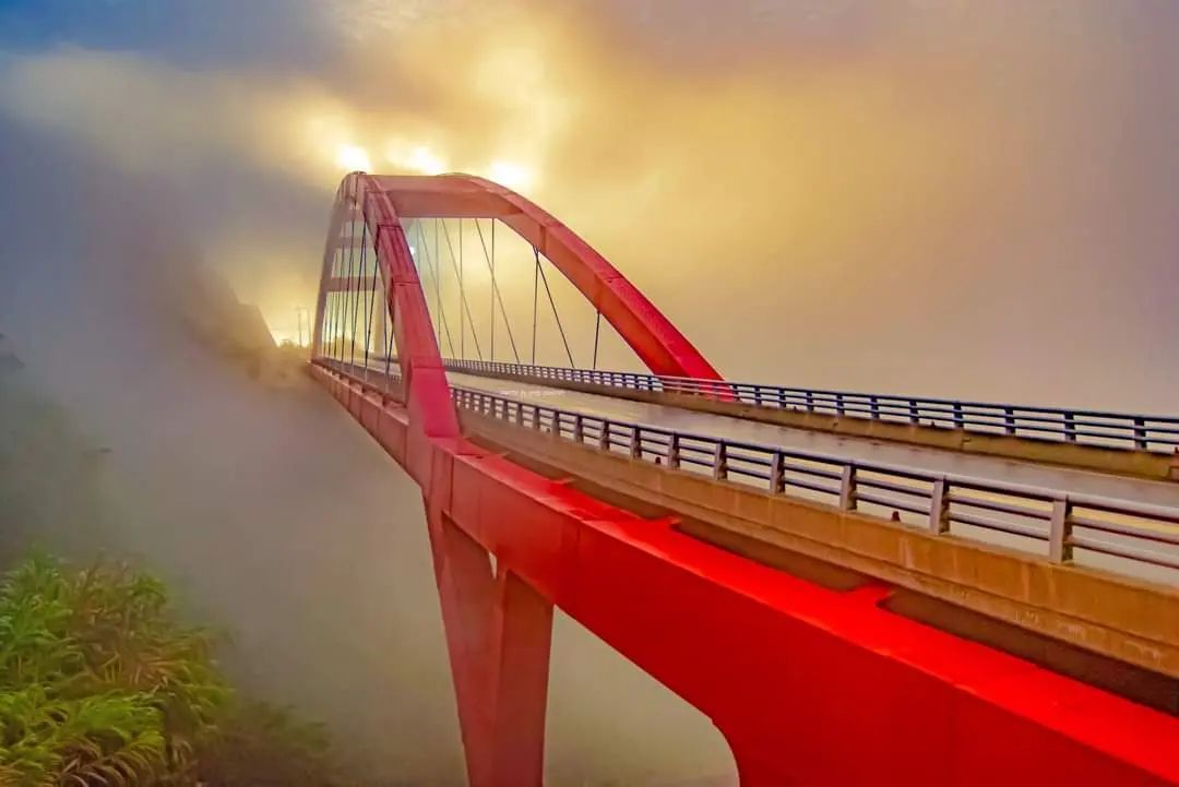 不同於銀河星空版的芙谷峩橋光線穿越雲霧彷彿電影場景想像湯姆克魯斯從橋的另一端走過來很可以吧！照片授權 @taiwan.8591 -...