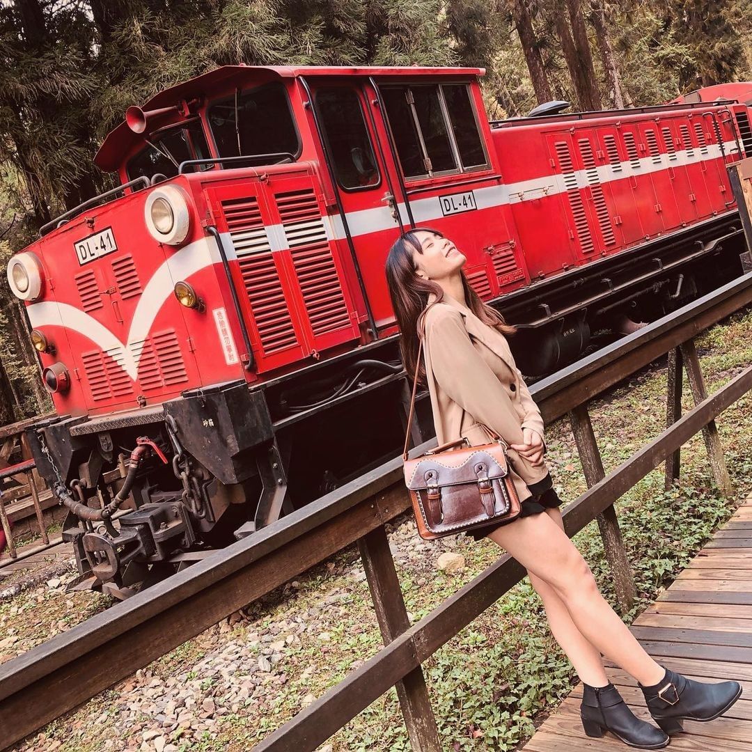 古色古香的阿里山車站乘著小火車吸收山林芬多精吧！-⠀⠀⠀⠀⠀⠀⠀⠀⠀⠀⠀感謝 @yusa0201__　分享的美照-⠀⠀⠀⠀⠀⠀⠀⠀...