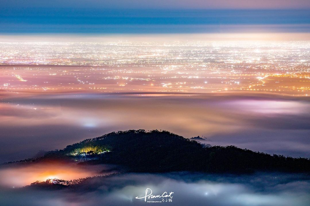 分享夢幻的夜景給大家與聖誕節的繽紛相映聖誕節快樂照片授權 @beautyphototw -⠀歡迎在您的貼文 #travelalis...